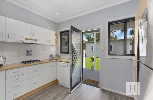 Mannering Park House | Waterside Cottage - 5 Bedroom Waterfront