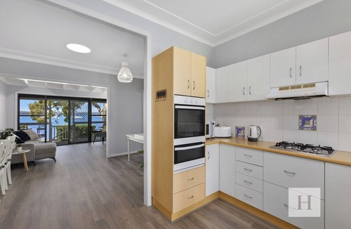 Mannering Park House | Waterside Cottage - 5 Bedroom Waterfront