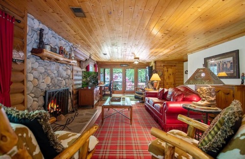 Cherry Log House | Waterside Cowboy cabin on Stanley Creek