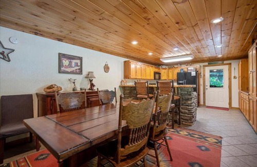 Cherry Log House | Waterside Cowboy cabin on Stanley Creek