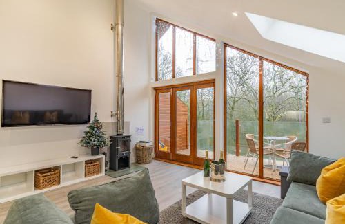 Rastrick House | Waterside Lodge
