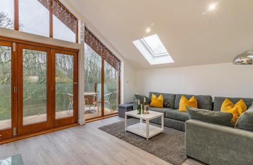 Rastrick House | Waterside Lodge