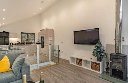 Rastrick House | Waterside Lodge