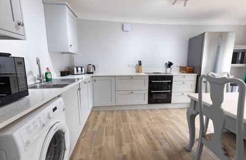 Christchurch Cottage | 'Waterside' - overlooking Mudeford Harbour - * No Booking Fees *