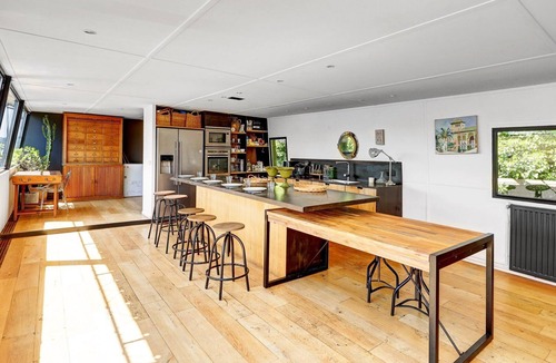Boulogne-Billancourt Boat Rental | Waterside Retreat – Calm & Elegance in Saint-Cloud