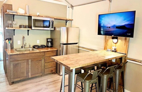 Sutherland Springs RV Rental | Waterside Wonderland: Family Glamping in a Waterfront Cabin, Cibolo, TX
