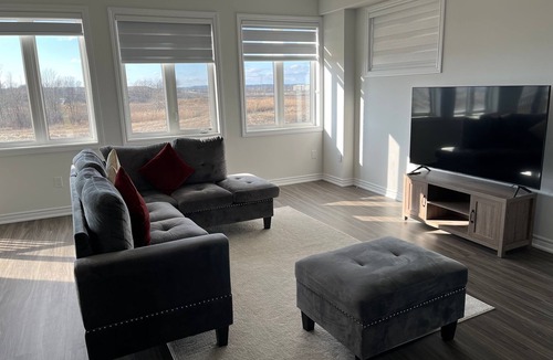 Welland House | Waterview Estates Air BnB feels home away home.20 min drive to Niagara falls