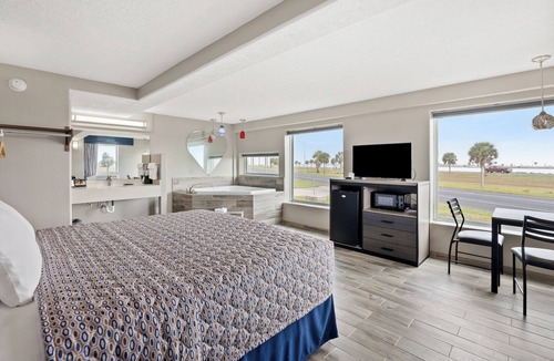 Rockport Hotel | Waterview King Suite Pool front, ground level