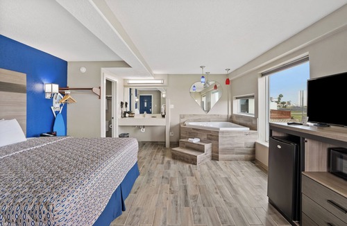 Rockport Hotel | Waterview King Suite Pool front, ground level