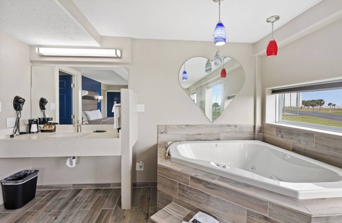 Rockport Hotel | Waterview King Suite Pool front, ground level