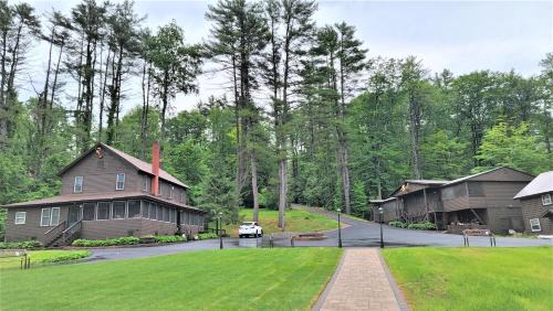 Lake Luzerne House | Waterview Seven Bedroom Riverside Lodge