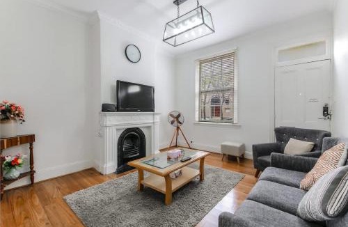 Millers Point House | Waterview terrace in rock