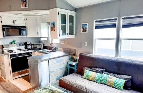 Sherkston Cottage | Waterviews at Sherkston. Sleeps 8, Golfcart included