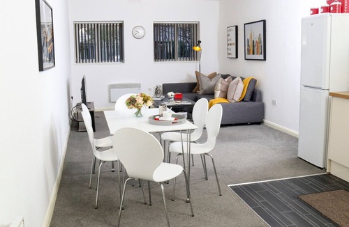 Watford Apartment | Watford WD18 - Rare-find and Spacious 3 Bed Flat with free parking