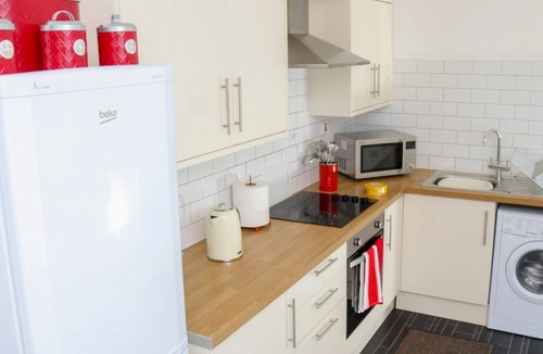 Watford Apartment | Watford WD18 - Rare-find and Spacious 3 Bed Flat with free parking