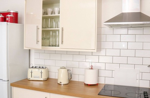 Watford Apartment | Watford WD18 - Rare-find and Spacious 3 Bed Flat with free parking