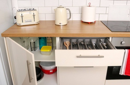 Watford Apartment | Watford WD18 - Rare-find and Spacious 3 Bed Flat with free parking