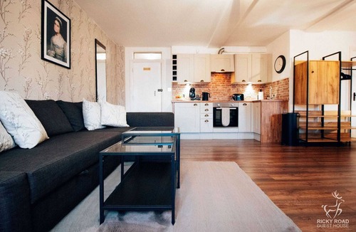 Watford Apartment | Watford WD18 - Sleek and Pet-friendly Studio Flat with FREE WIFI and PARKING