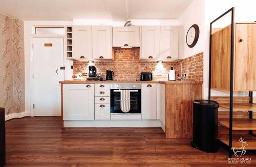 Watford Apartment | Watford WD18 - Sleek and Pet-friendly Studio Flat with FREE WIFI and PARKING