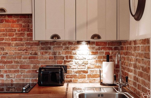 Watford Apartment | Watford WD18 - Sleek and Pet-friendly Studio Flat with FREE WIFI and PARKING