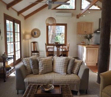 Bridgewater House | Wattle Tree Cottage - Bridgewater