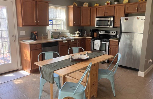 Harriman House | Watts Bar LakefrontnCharming 1-bedroom house & dock in Kingston, Harriman