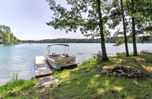 Pine River House | Waupaca Lakefront Home w/Pool Table & Dock!