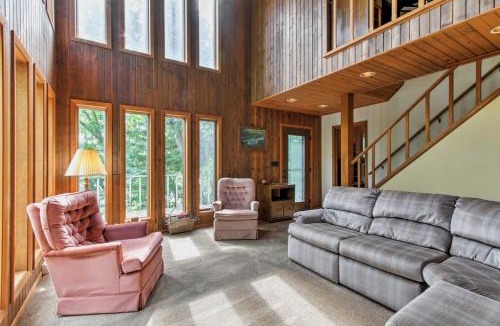 Pine River House | Waupaca Lakefront Home w/Pool Table & Dock!