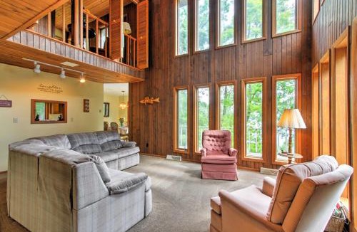 Pine River House | Waupaca Lakefront Home w/Pool Table & Dock!
