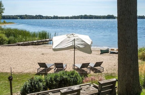 Waupoos House | Waupoos Commons - Beach Front Chalet