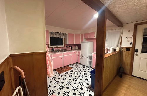 Massena House | Wavabell Step Back to the ’60s—Groovy Stay with a Pink Kitchen Dream! 3bd-2 bath