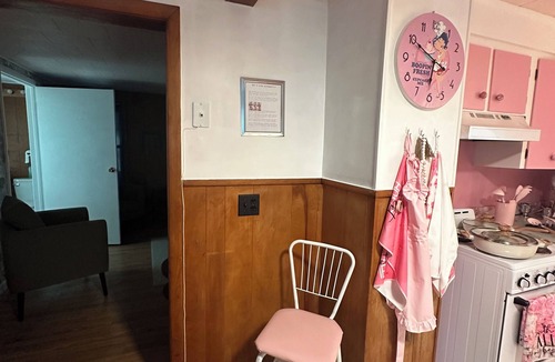Massena House | Wavabell Step Back to the ’60s—Groovy Stay with a Pink Kitchen Dream! 3bd-2 bath