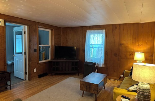 Massena House | Wavabell Step Back to the ’60s—Groovy Stay with a Pink Kitchen Dream! 3bd-2 bath