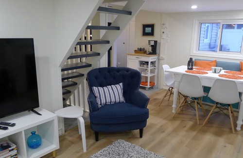 Port Dover Cottage | Wave House - 2 bedroom+Patio+BBQ+Wifi+short walk to DT & beach
