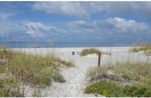 Madeira Beach Apartment | Wave Resort Madeira Beach Florida Studio 2 w Pool