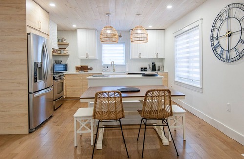 Ruthven House | WaveCrest Cottage -KINGSVILLE - Premium Comfort