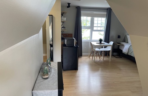Waverley Cottage | Waverley Guest House - a few feet from the lake!