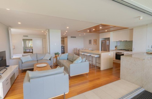 Point Lookout Apartment | Waves 12 Beachfront Apartment with pool