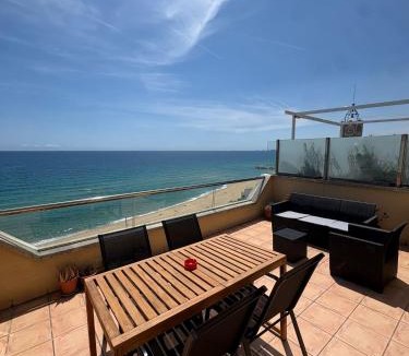 Montgat Apartment | Waves and sky