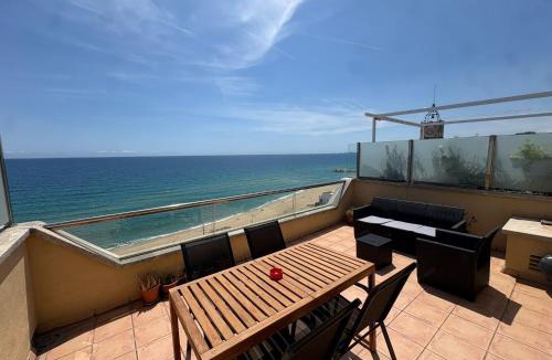 Montgat Apartment | Waves and sky