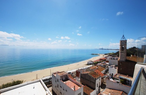 Montgat Apartment | Waves and sky near Barcelona
