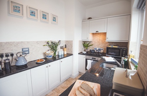 Stoke Fleming Apartment | Waves Apartment Devon | Sea-View Sanctuary | Walks, Beach Sauna, Pet-Friendly