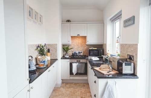 Stoke Fleming Apartment | Waves Apartment Devon | Sea-View Sanctuary | Walks, Beach Sauna, Pet-Friendly