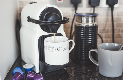 Stoke Fleming Apartment | Waves Apartment Devon | Sea-View Sanctuary | Walks, Beach Sauna, Pet-Friendly