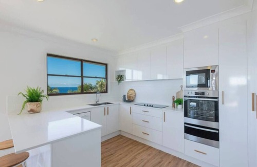 Caves Beach House | Waves @ Caves - spectacular ocean views