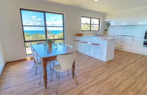 Caves Beach House | Waves @ Caves - spectacular ocean views