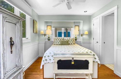 Seaside Cottage | "Waves" | Community Heated Pool | Close to Town Square & Private Beach Access | Dog-Friendly