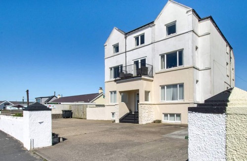 Dinas Dinlle Apartment | Waves in Caernarfon