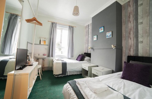 Boscombe Bed & Breakfast | Waves In