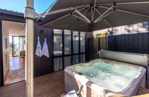 Onetangi Apartment | Wavesong - Private Spa Unit Above Onetangi